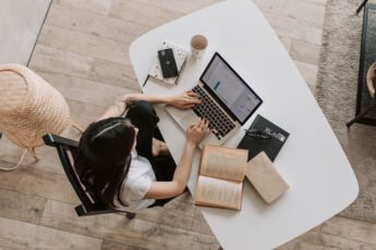 Comment promouvoir son livre autoédité à son lancement ?